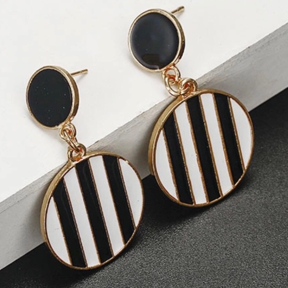 5 for 25$ SuperCute Earrings Black & White Stripes
